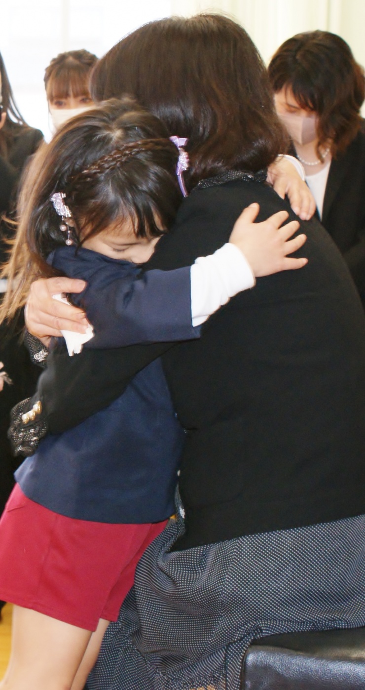 先生と子どもの写真