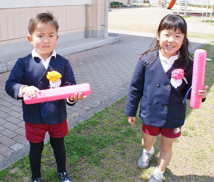 ２人の子供の写真