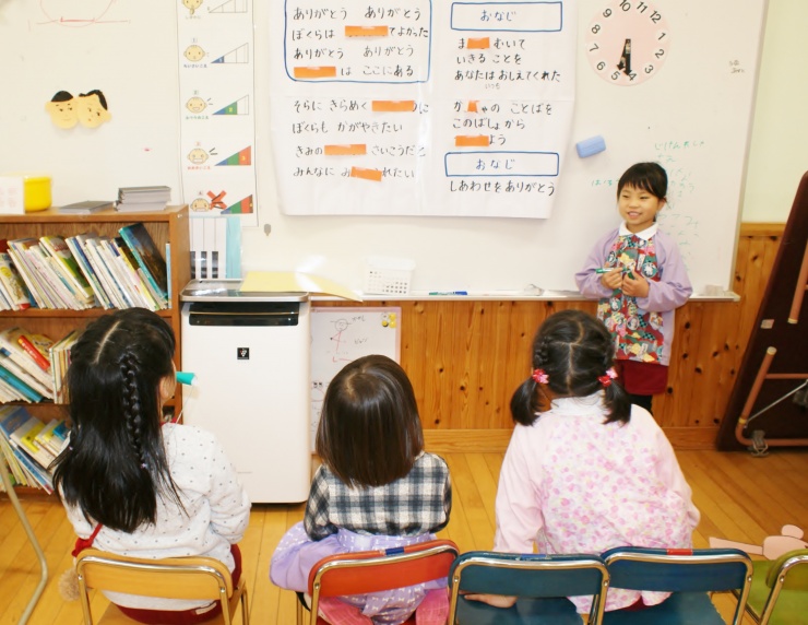 最近、学校ごっこを楽しんでいます♪小学生になるの楽しみだね！