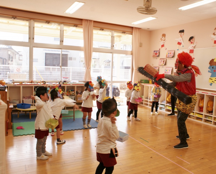 「わーっ！」「きゃーっ！」「おには～そと！」と大歓声のいちご組さん。