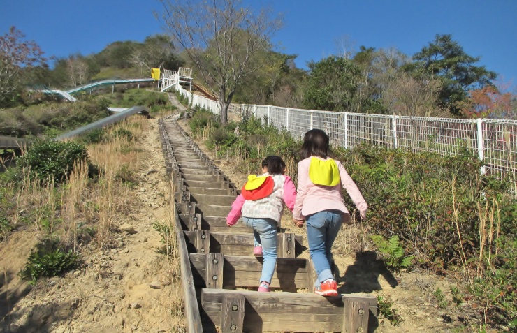 長～い階段だって、お友達とならがんばれる！！