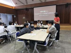 北欧の暮らしのイメージについて議論をする様子