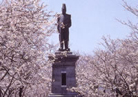 内藤政挙公の銅像の画像