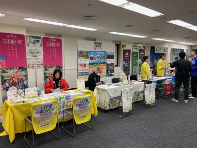 カラフルな出展ブース