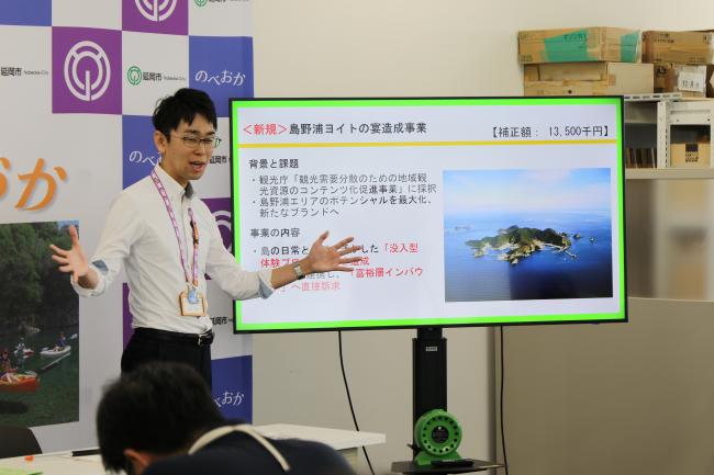 記者会見で説明する市長