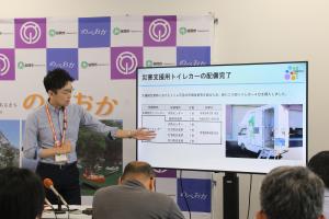 記者会見で説明する市長