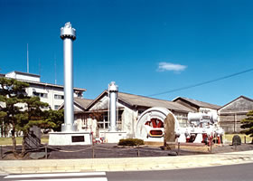 旭化成ケミカルズ薬品工場広場に展示している カザレー式アンモニア合成装置の画像