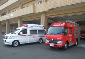 救急車と消防車が連携して救急・救護活動しますの画像