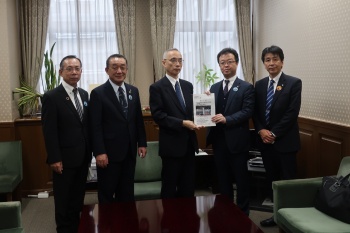 太田充　財務事務次官の画像