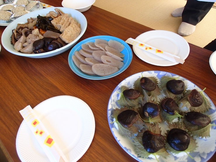 郷土料理の煮しめ、こんにゃく、椎茸寿司の画像