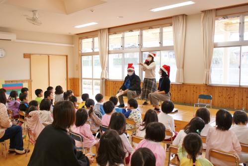 アメリカのクリスマスのお話を聞く子どもたち