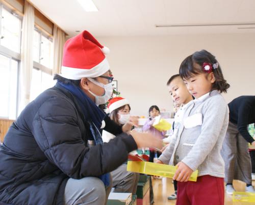 会話のやり取りをする子どもたち