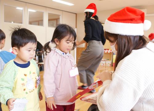 プレゼントのお菓子をもらう子どもたち