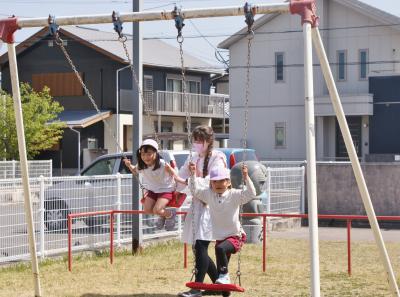 ブランコに乗る子ども