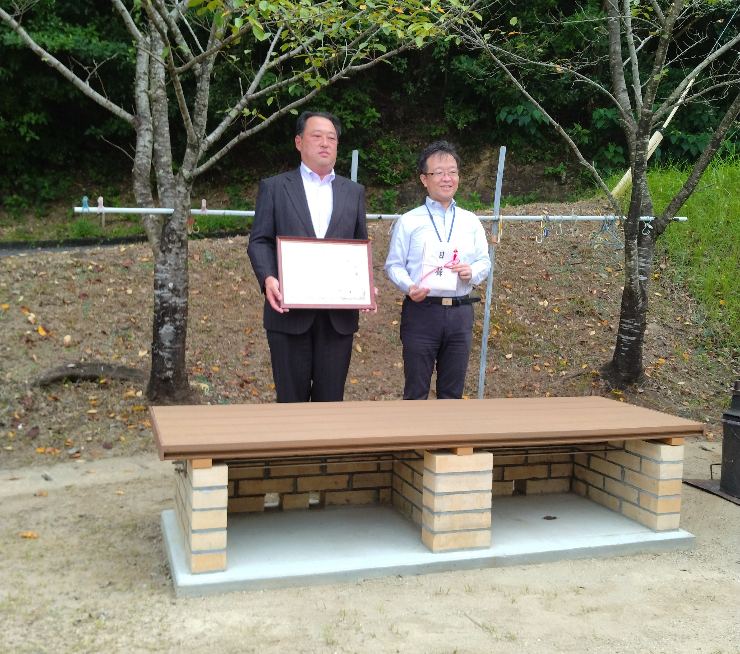 寄贈式写真　日高社長、読谷山市長