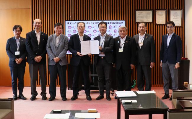 締結式写真(左から延岡市 読谷山洋司市長、東武トップツアーズ(株)百木田康二代表取締役社長執行役員・・・・)