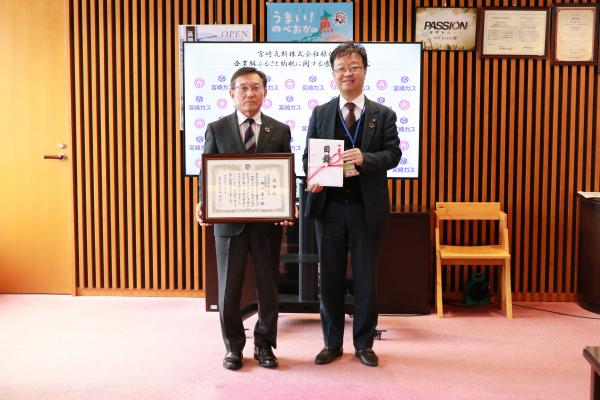 左から須崎社長、読谷山市長