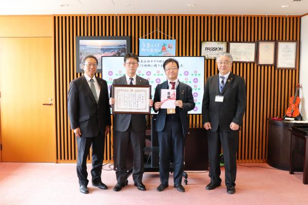 左から沖島社長、読谷山市長