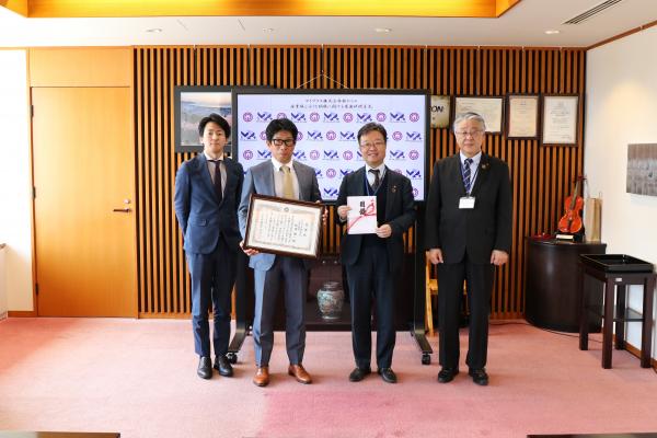左から沖島社長、読谷山市長