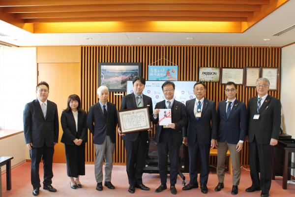 左から沖島社長、読谷山市長