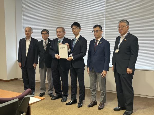 戦略提言書手交